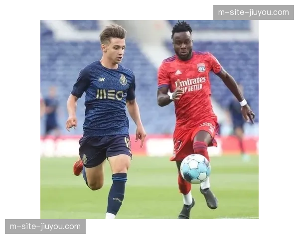 荷兰阿克左中卫位置稳固 但身高劣势应对高空球