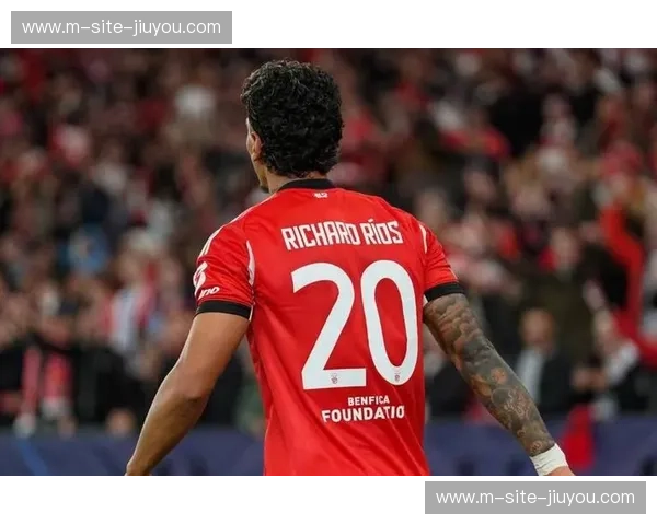 本菲卡前锋帕夫利迪斯赛季进球达20个，射手榜竞争激烈